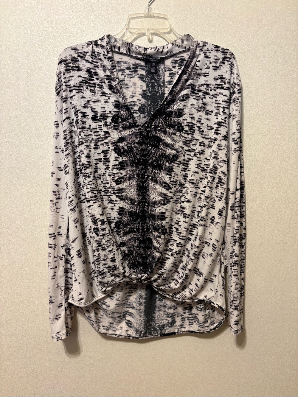 Kenneth Cole Black & White V-Neck Twist Front Long Sleeve Top
